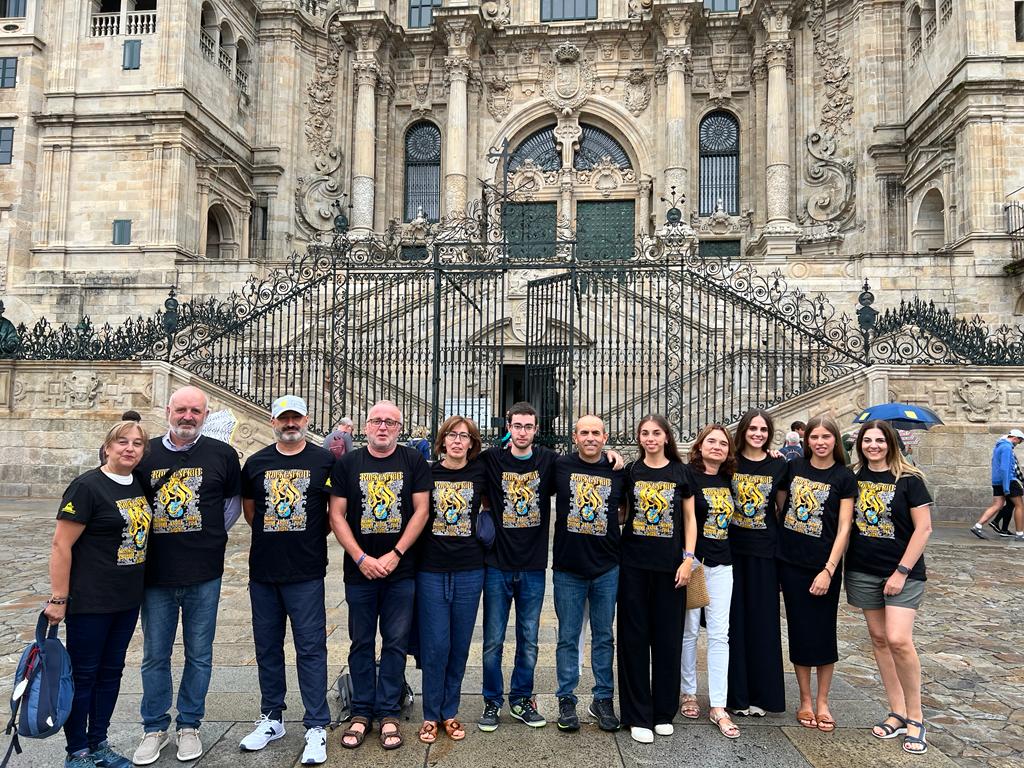 Montefrieños con sus camisetas de Rockenfrío en Santiago de Compostela.