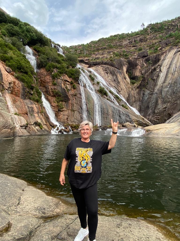 Patro, fiel seguidora de Rockenfrío, con su camiseta en la Cascada de Ezaro.