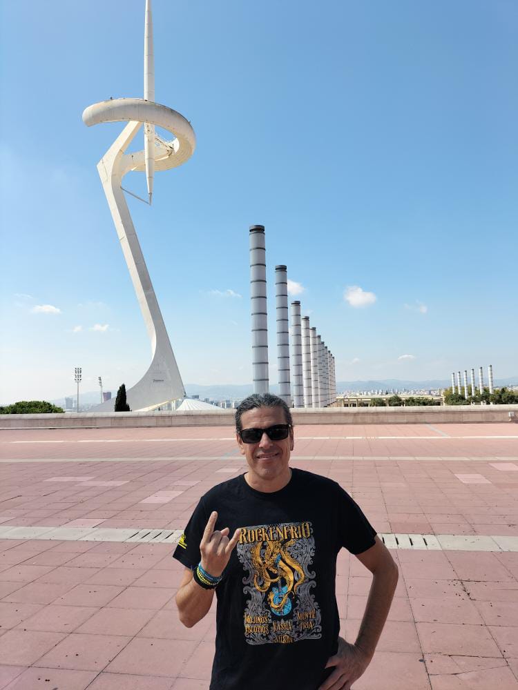 José Luis Serrano nos manda esta foto con su camiseta de Rockenfrío desde Barcelona.